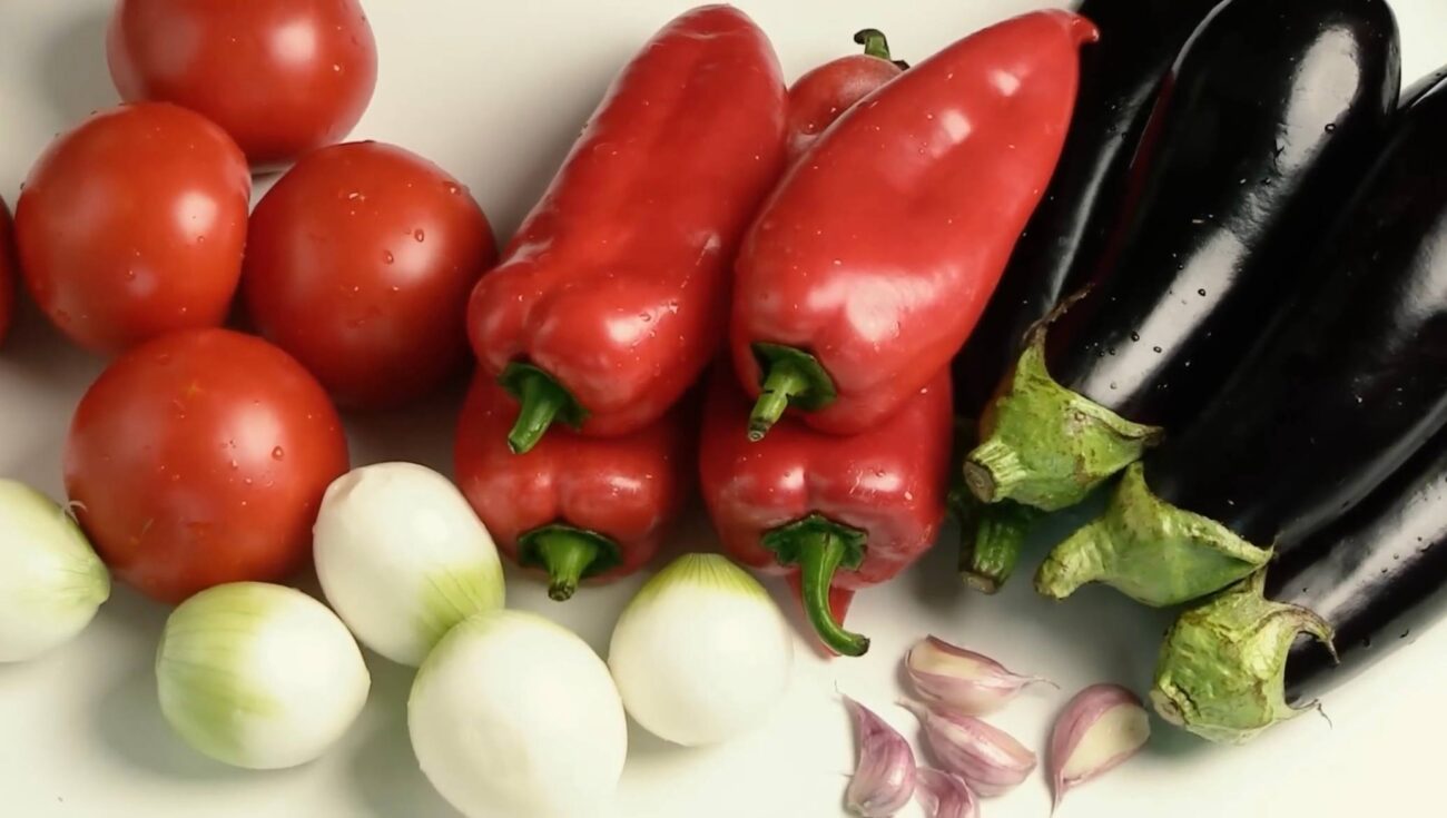 Господині поділилися рецептом смачного овочевого салату на зиму