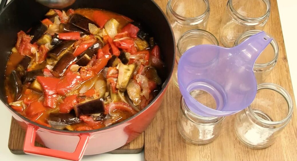 Всі роблять ікру з баклажанів, а я салат: з помідорами, синенькими і часником – це 3 головні інгредієнти 