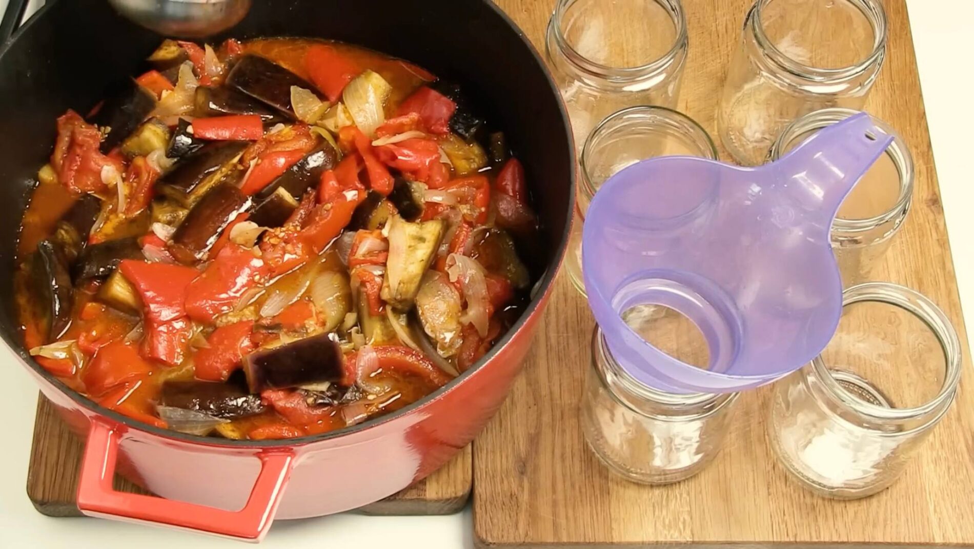 Господині поділилися рецептом смачного овочевого салату на зиму