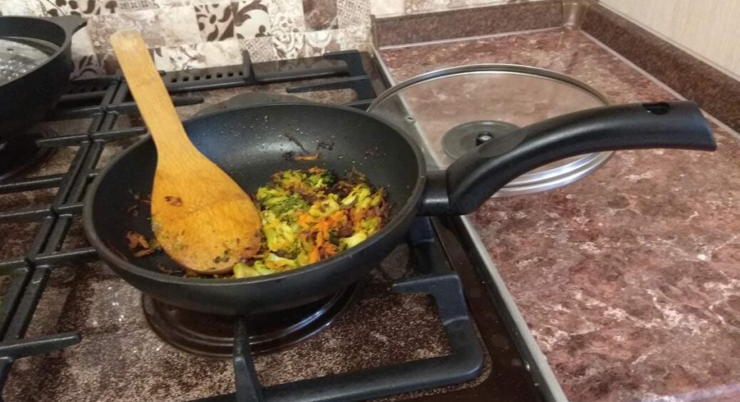 Готую на старій радянській сковорідці: сіль + прожарювання 1 раз на рік = ідеальна поверхня для смаження 