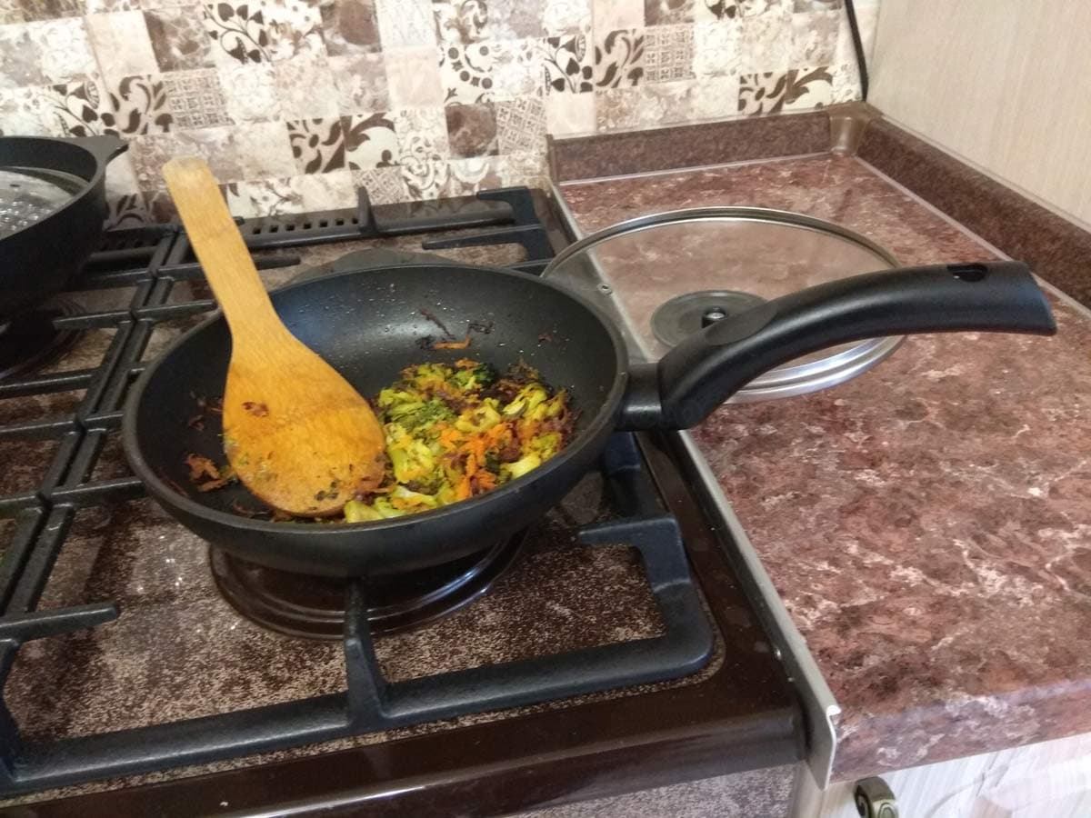 Експерти розповіли, як можна використати старі сковорідки в побуті – оригінальні способи