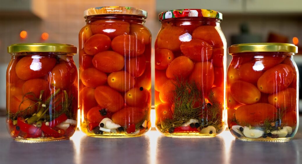 Покладіть “це” на дно всіх банок – і мариновані помідори здивують смаком: ідеальний рецепт заготівлі на зиму 