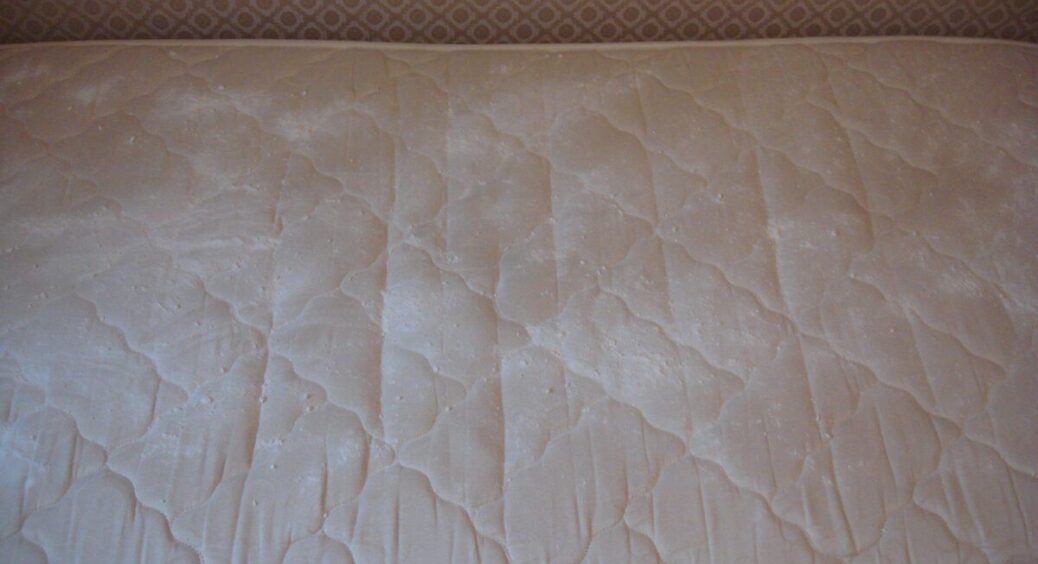 Матрац виглядав як після орендарів, поки не зробила 1 дію з праскою – плями світлішають на очах 