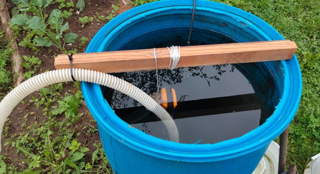 Вода після миття посуду йде під дерева – ніяких хімікатів: мішаю 2 порошки і миє краще за “Фейрі” 