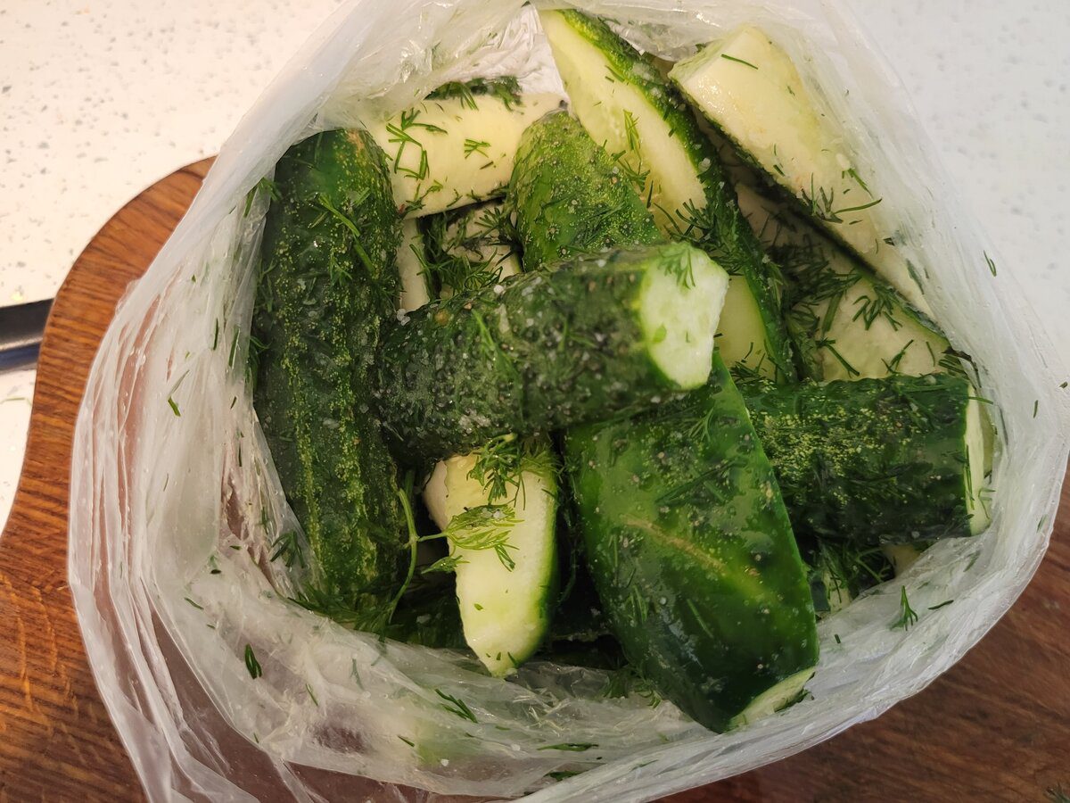 Кулінари розповіли, як приготувати малосольні огірки без банок, кришок і стерилізації – рецепт