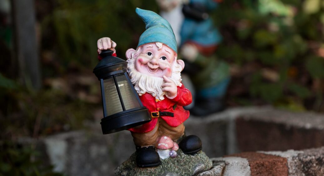 За 30 років жодна статуетка в саду моїх батьків не змінила колір та не облущилась: секрет в 1 дешевому спреї 