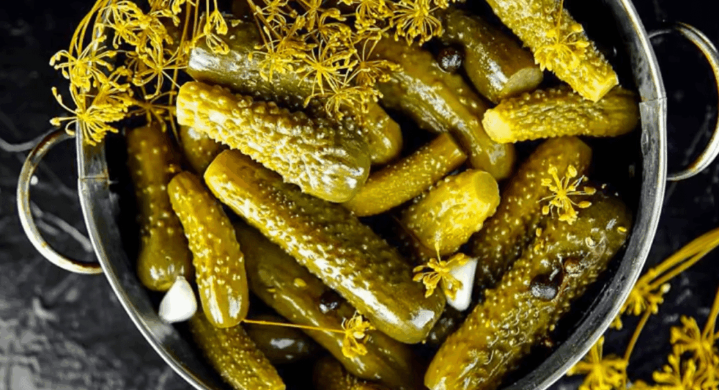 Коли відкриваю банку – запах літа плине по всій кухні: ось як квашу огірки й зберігаю їх навіть без підвалу 