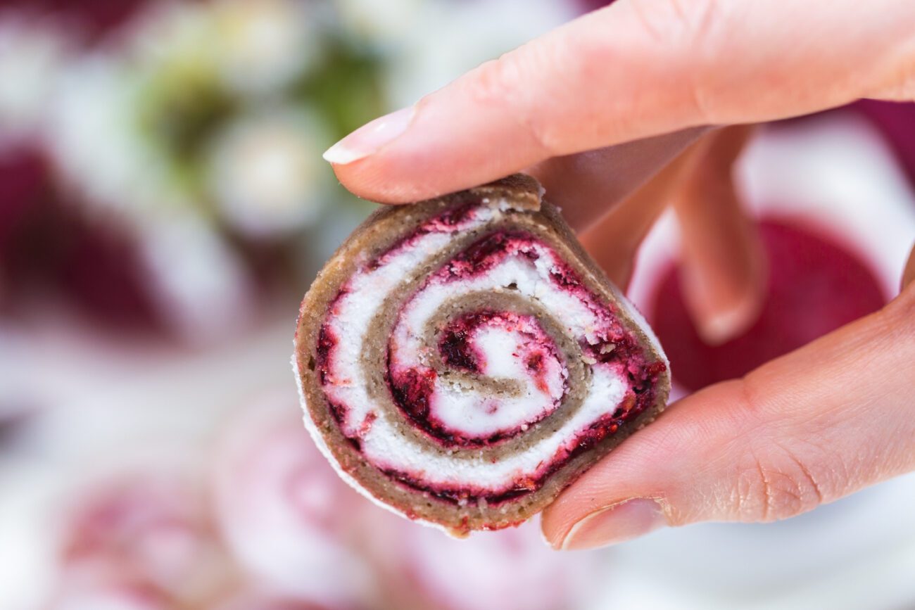 Кулінари назвали смачний та простий рецепт шоколадного рулету без борошна