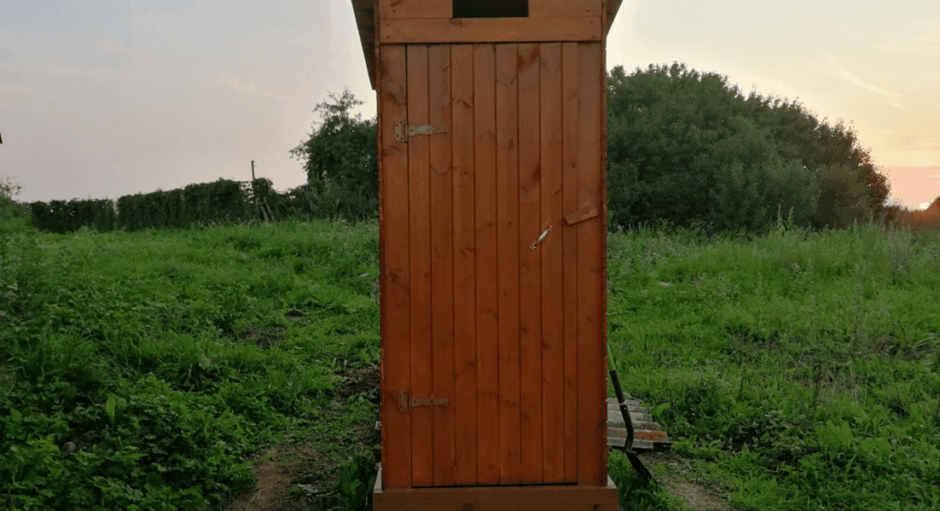 300 г на 0.5 л води – і вуличний туалет більше не “тхне”: рецепт розчину, яким рятується бабуся вже 12 років 