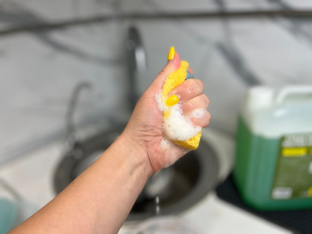 Експерти розповіли, як навчитись мити посуд так, аби економити воду, час та власні сили