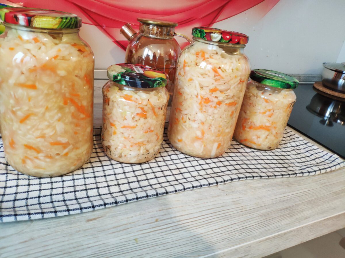 Кулінари розповіли, як приготувати смачну квашену капусту за простим рецептом на зиму