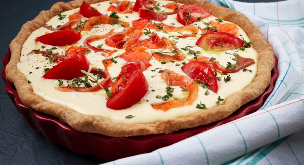 Випросила у кухаря з ресторану рецепт заливного пирога з помідорами і сиром: смачніше за піцу у 100 разів 