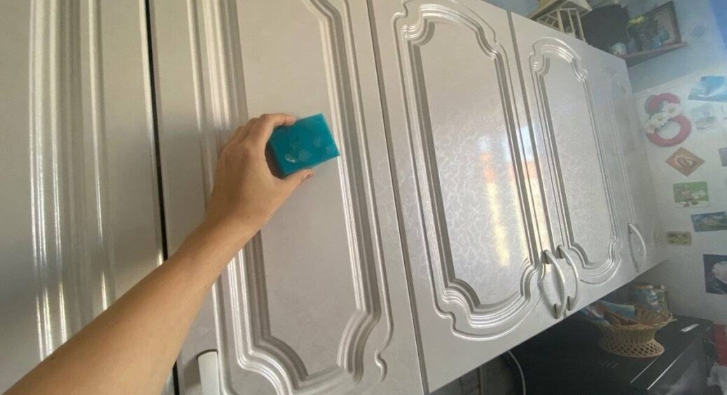 Кладу 1 пакетик у шафу – і запах вогкості зникає назавжди: спосіб, який порадила працівниця хімчистки 