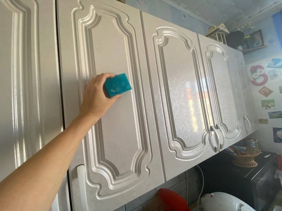 Експерти розповіли, як прибрати жир на кухонних шафах за допомогою простого фрукта