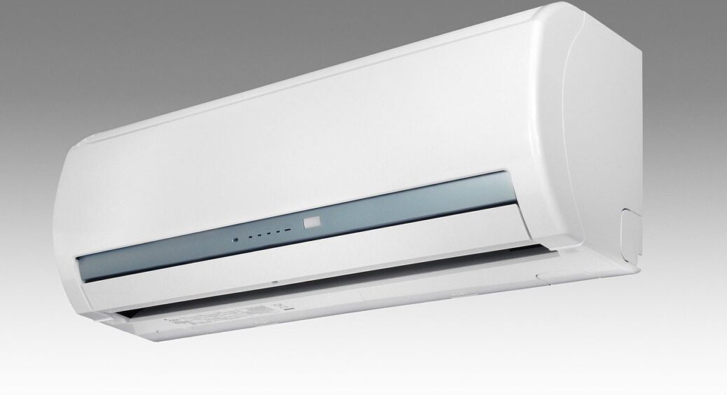 Чоловік щороку чистить кондиціонер у грудні тільки 1 розчином: це обов’язкова процедура – дихати стає легше 