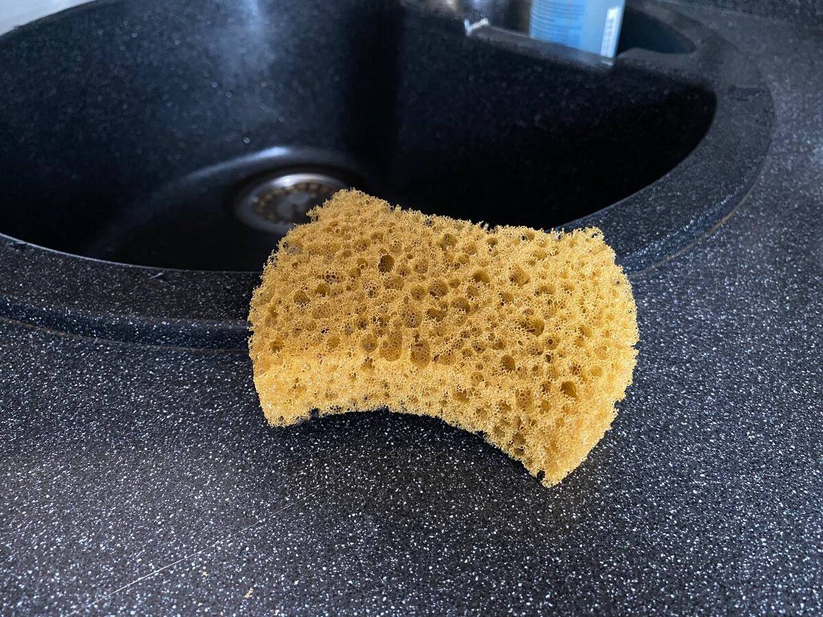 Експерти пояснили, чому губки для миття посуду насправді різнокольорові та що це означає