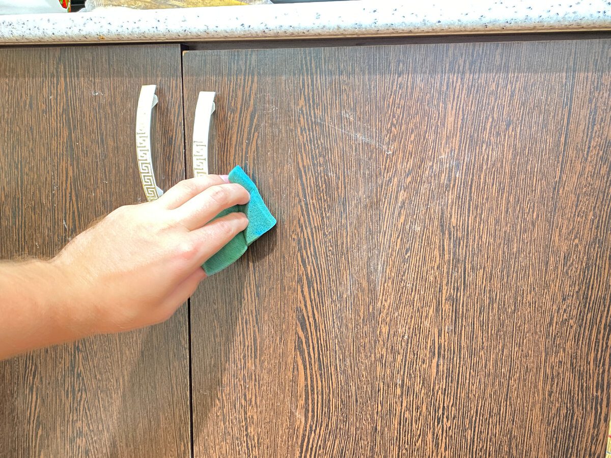 Експерти розповіли, як прибрати жир на кухонних шафах за допомогою простого фрукта