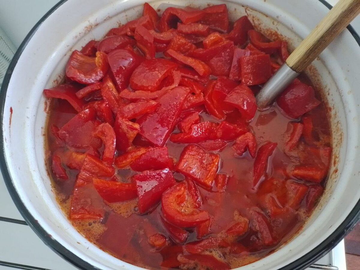 Кулінари розповіли, як приготувати смачне лечо на зиму без стерилізації банок і клопоту з овочами