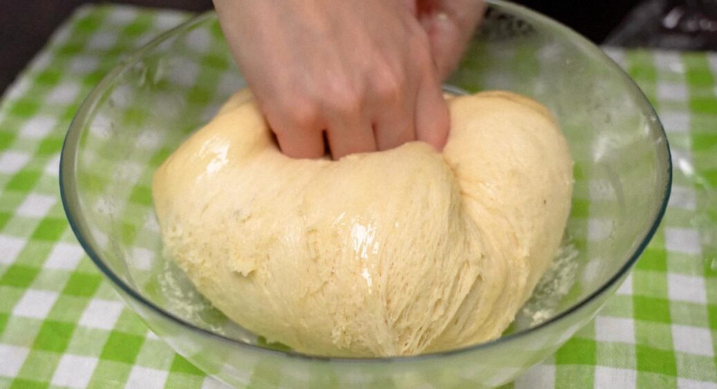 Секрет пухкої випічки підслухала: 2 ложки окропу в тісто – і воно піднімається, мов на найкращих дріжджах 