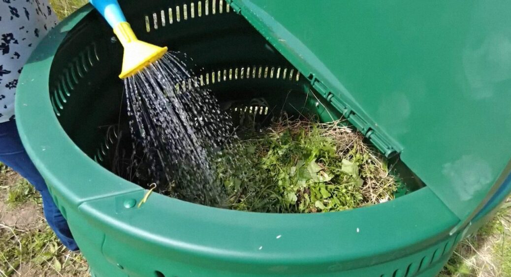 Поливаю компостну купу “цим” – і вона пріє навіть взимку: 1 трюк мого дядька-агронома виручає з року в рік 