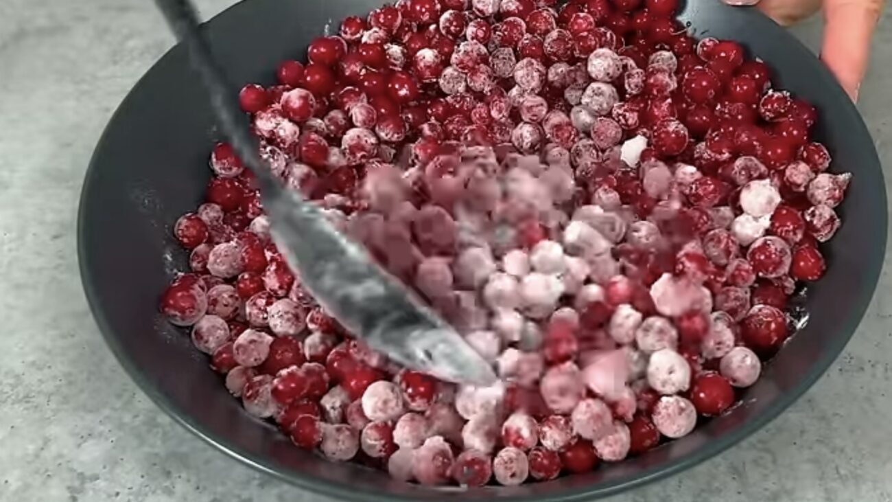 Господині поділилися рецептом ягідного пирога, який готується 15 хвилин 