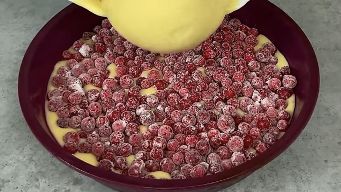 Господині поділилися рецептом ягідного пирога, який готується 15 хвилин 