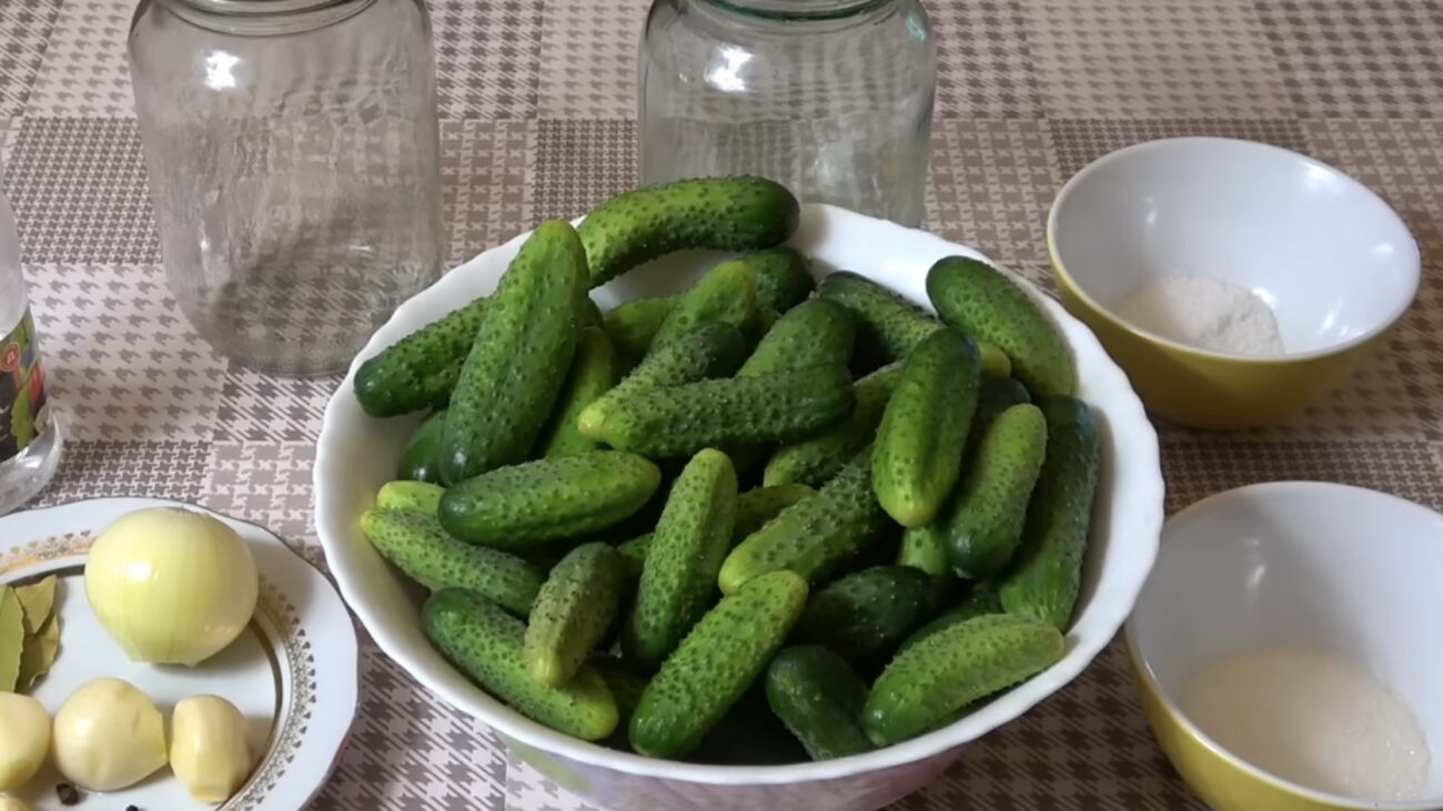 Господині розповіли, як зробити малосольні огірки, щоб зберігалися довше 