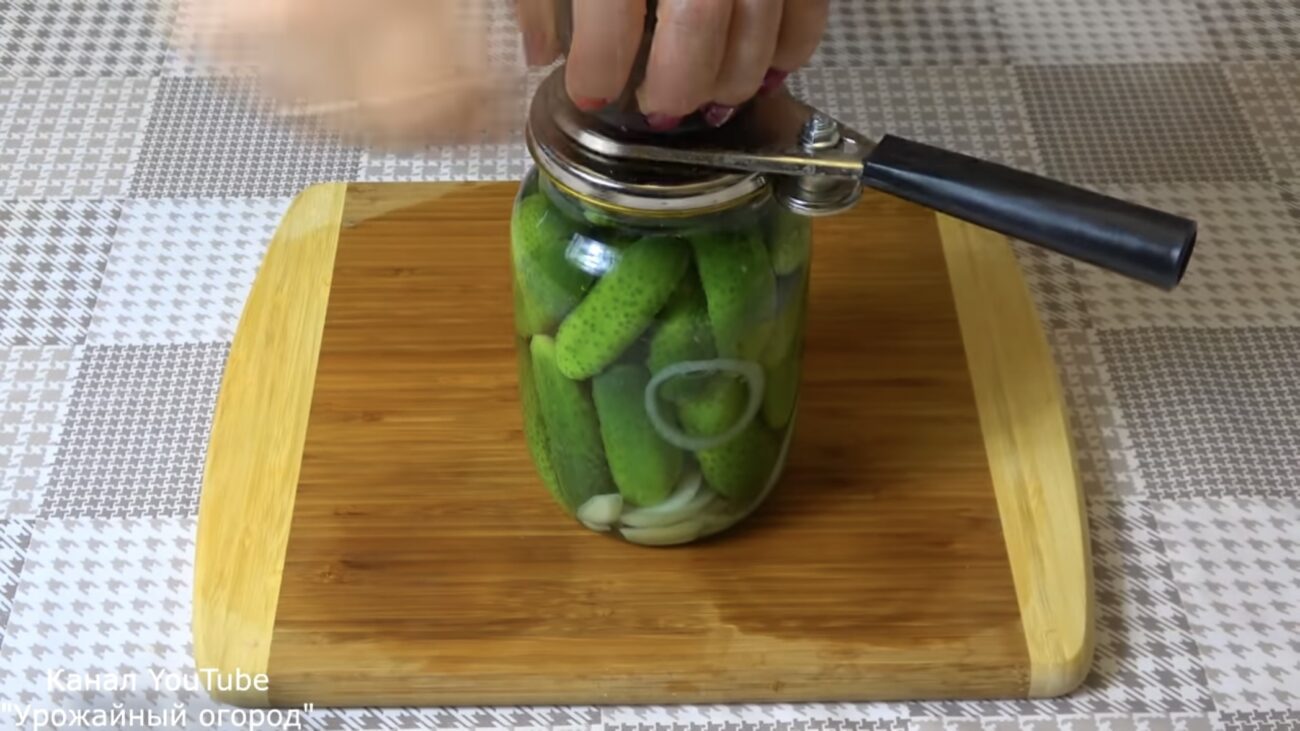 Господині розповіли, як зробити малосольні огірки, щоб зберігалися довше 