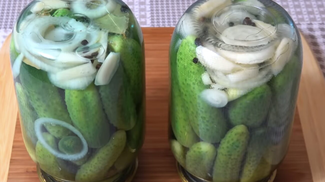 Господині розповіли, як зробити малосольні огірки, щоб зберігалися довше 