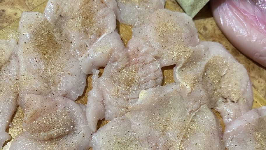 Господині розповіли, як приготувати багато лінивих відбивних з 3 курячих філе  