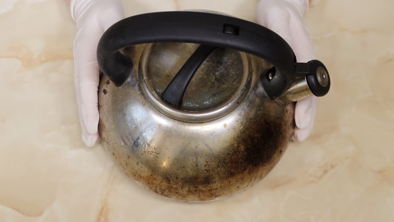 Господині розповіли, чим очистити чайник від застарілого нагару 