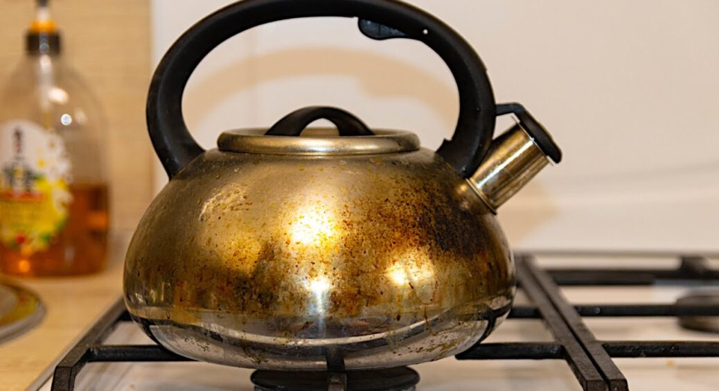 Металева щітка не брала нагар 5 років, поки не прокип’ятила у цьому: казанок виглядає, як новий 