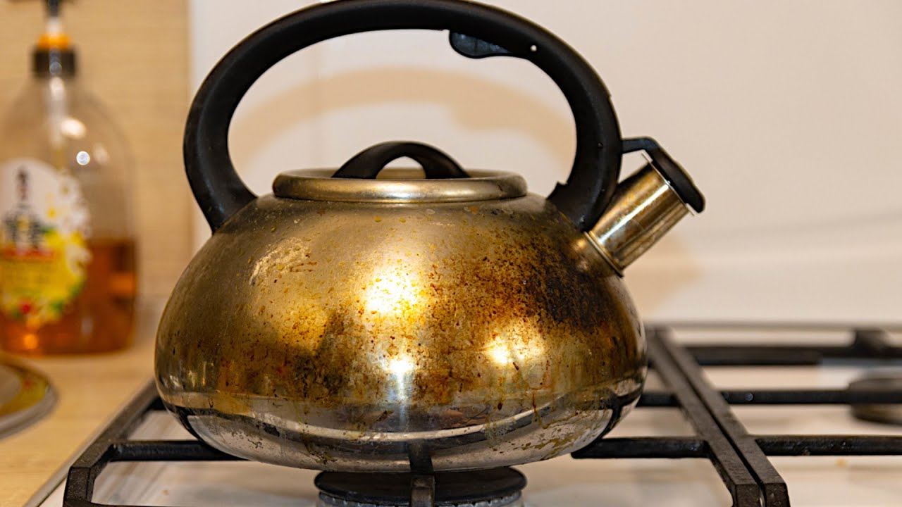Господині розповіли, чим очистити чайник від застарілого нагару 