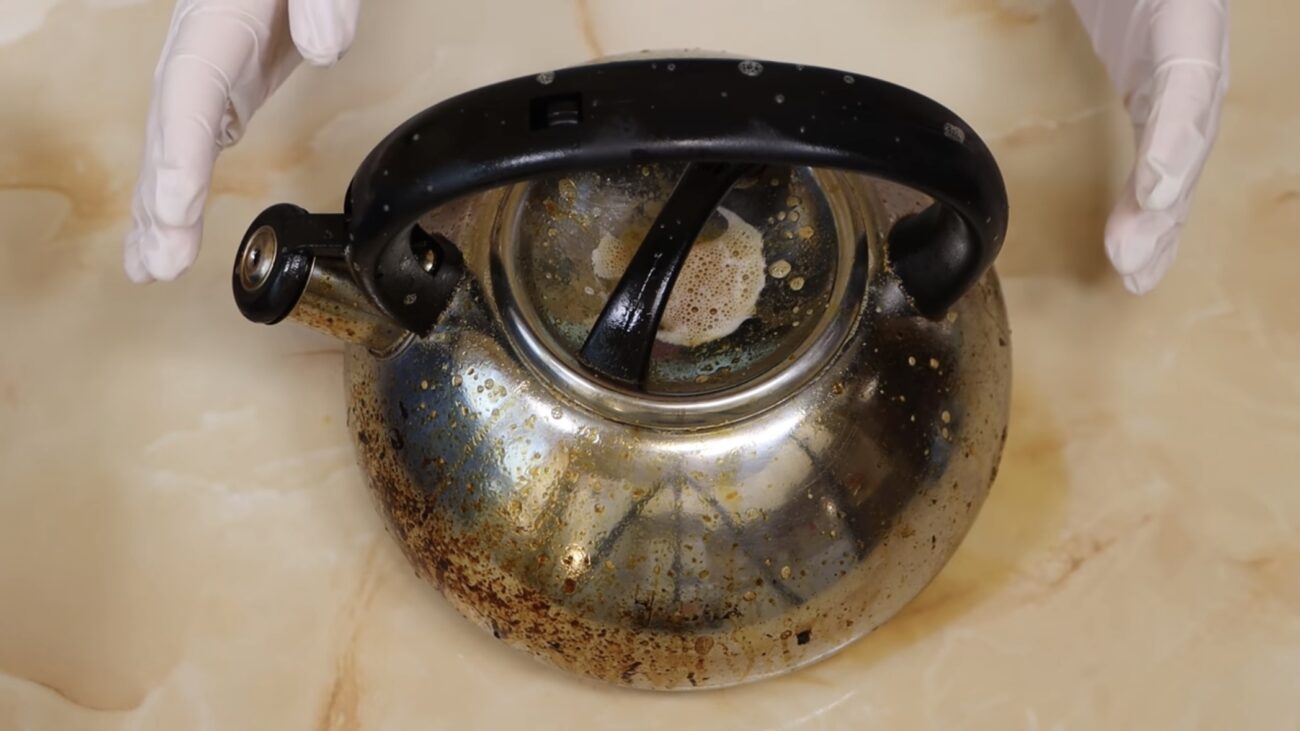 Господині розповіли, чим очистити чайник від застарілого нагару 