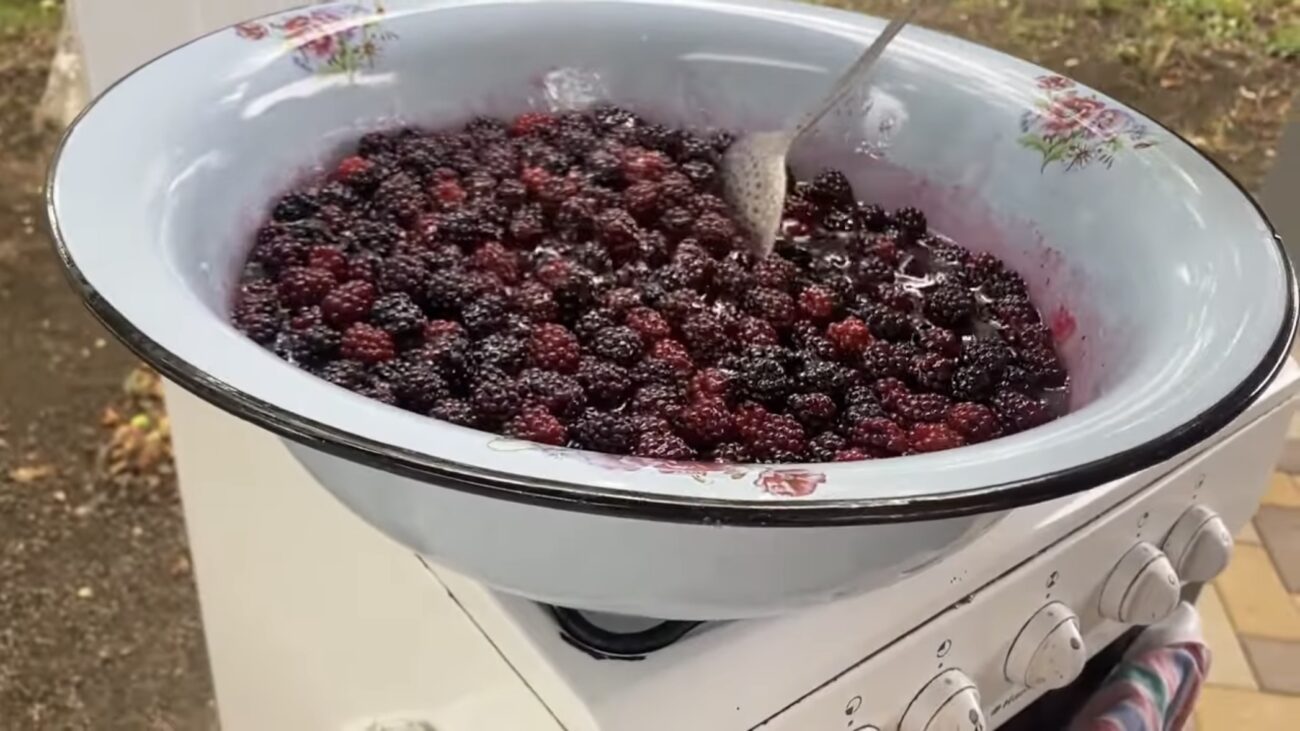 Господині розповіли, як швидко приготувати варення з ожини 