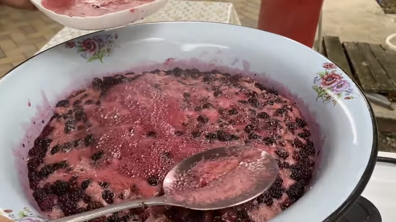 Господині розповіли, як швидко приготувати варення з ожини 