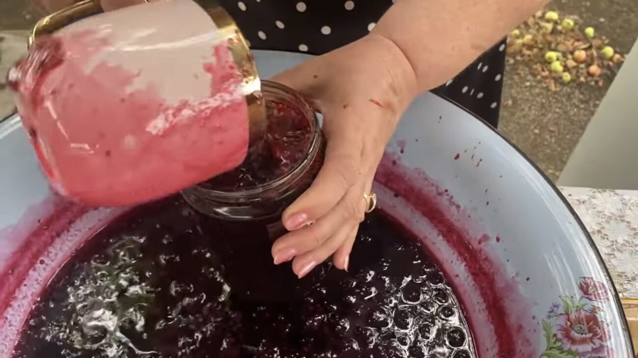 Господині розповіли, як швидко приготувати варення з ожини 