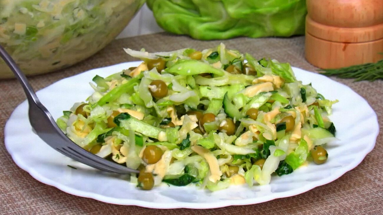 Кухарі поділилися рецептом швидкого літнього салату з капусти