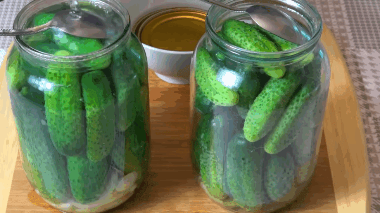 Господині розповіли, як приготувати смачний маринад для огірків
