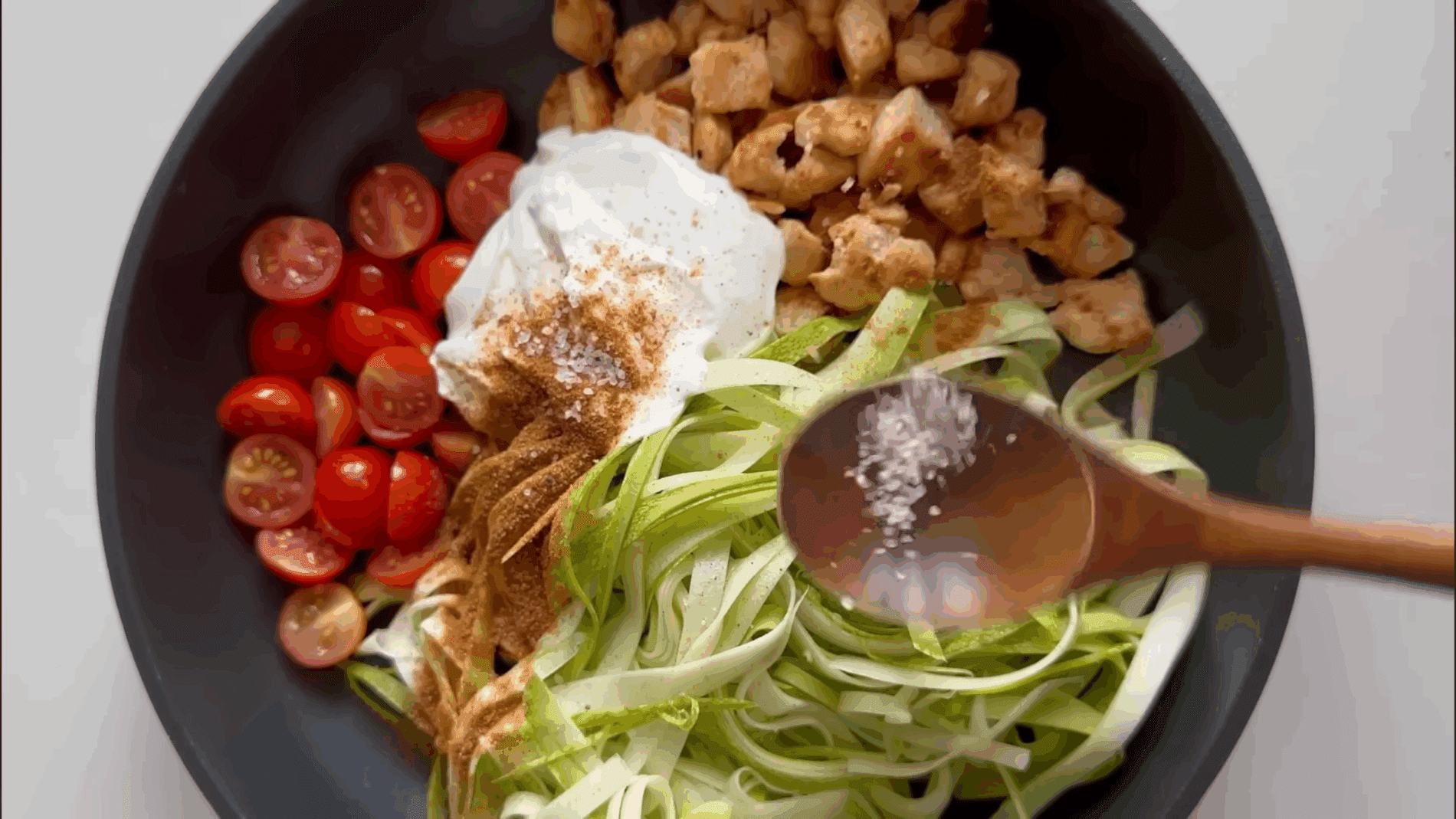 Господині розповіли, як приготувати смачну та низькокалорійну пасту з кабачків 