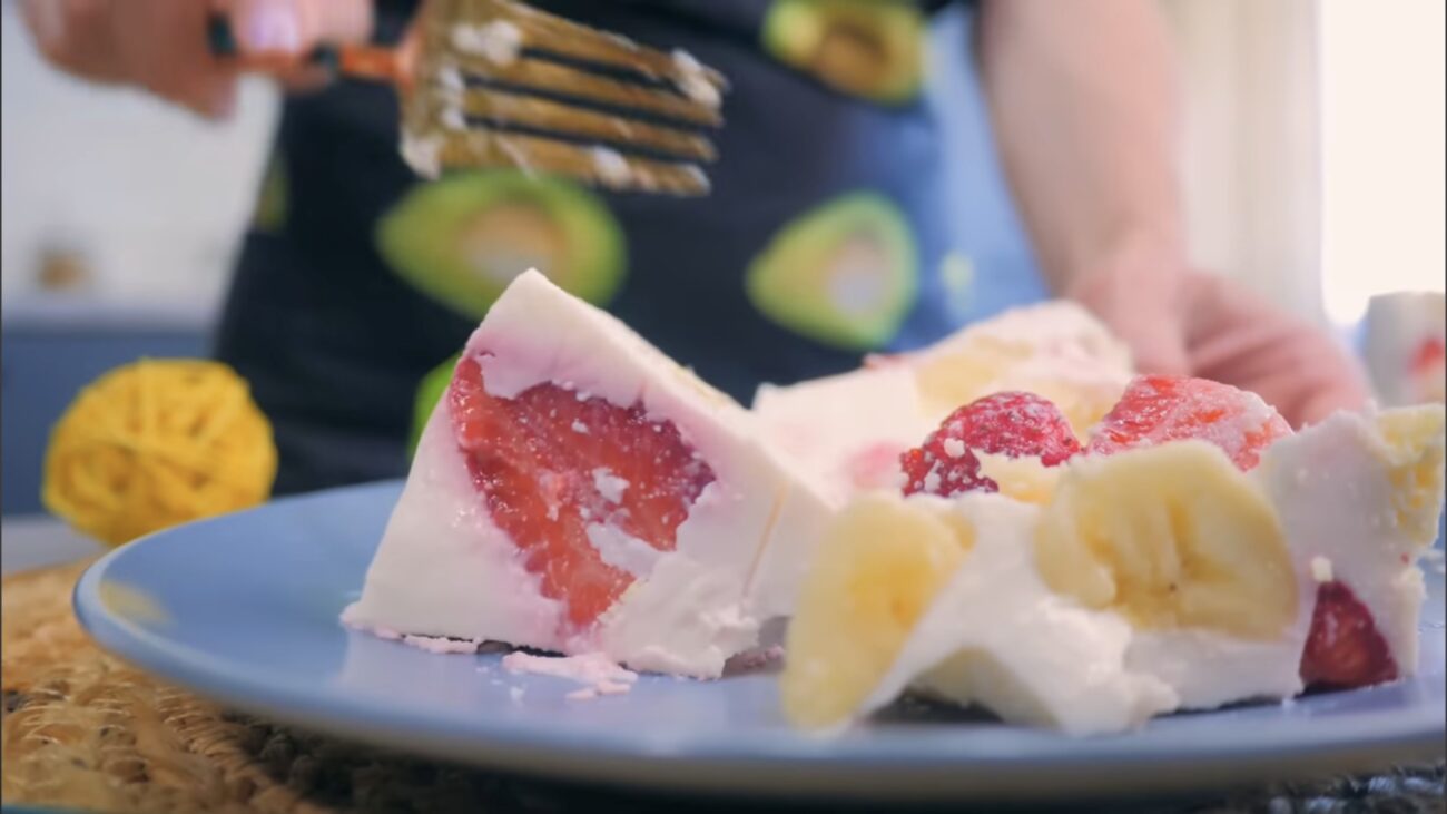 Господині поділилися рецептом літнього десерту з фруктами 