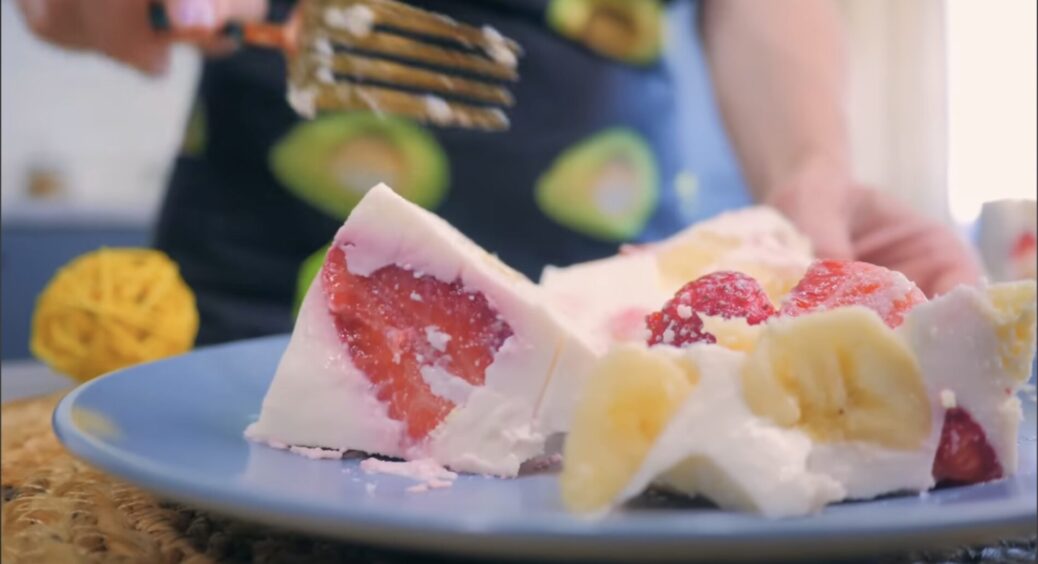 Літній десерт за 10 хвилин — без випічки і тіста: чоловік, який не любить солодке, тепер просить його щодня 