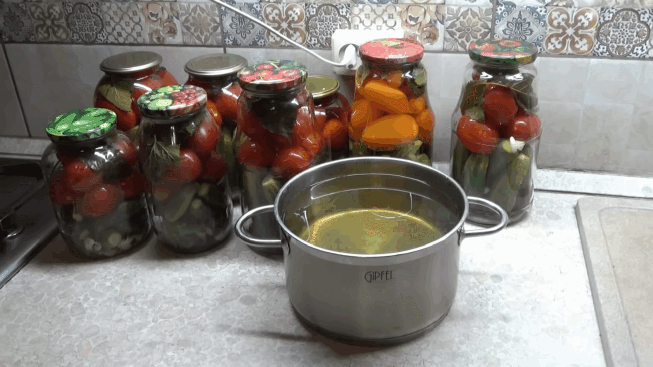 Господині розповіли, як приготувати універсальний маринад для овочів 