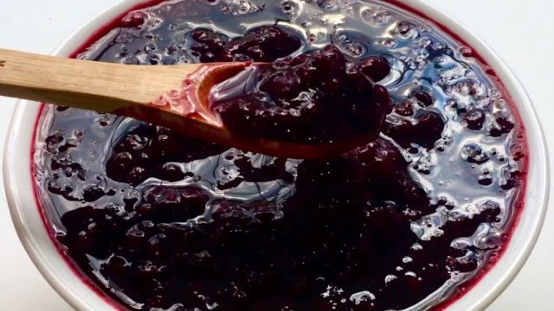 Господині розповіли, як швидко приготувати варення з ожини 