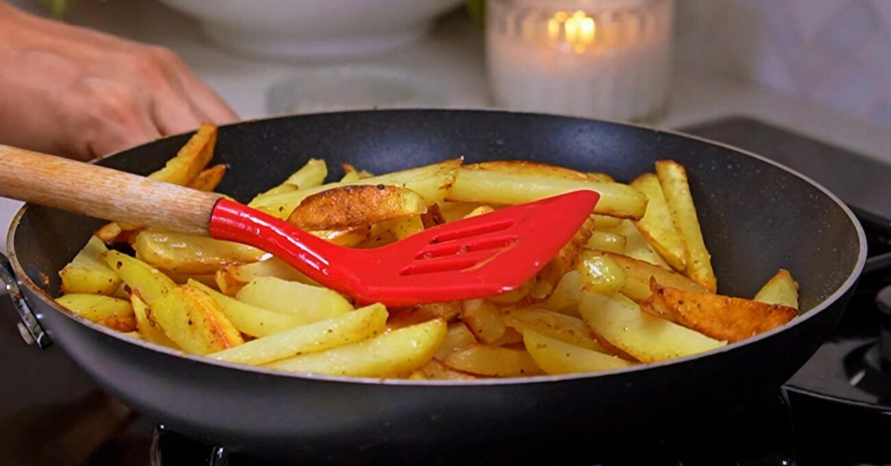 Кулінари розповіли, як смажити картоплю, щоб вона не прилипала до сковорідки