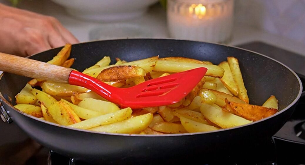 3 шеф-кухарів запитали, на чому смажити ідеальну картоплю: всі дали однакову відповідь – 1 інгредієнт 