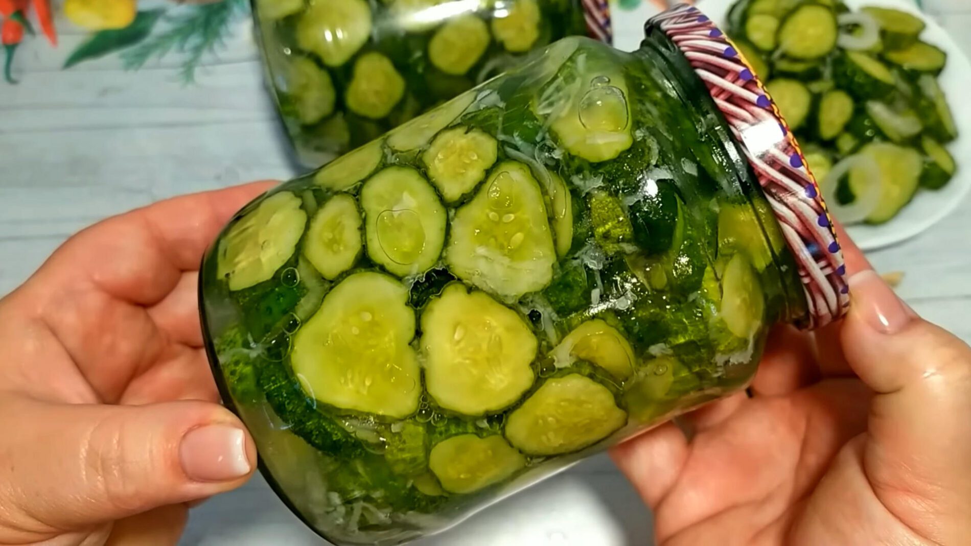 Господині поділилися рецептом ідеального салату з огірків