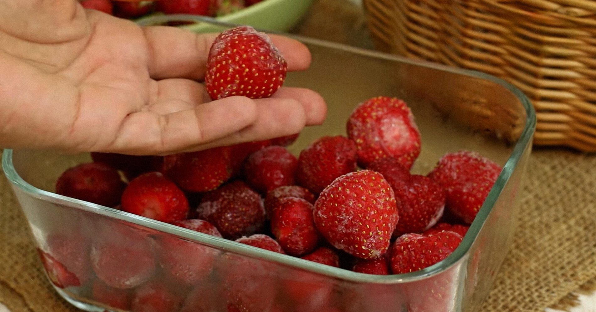 Господині розповіли, як зберегти полуницю в морозилці цілою до весни