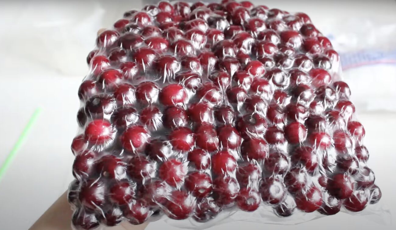 Господині поділилися способами заморозки черешні: з кісточками і без