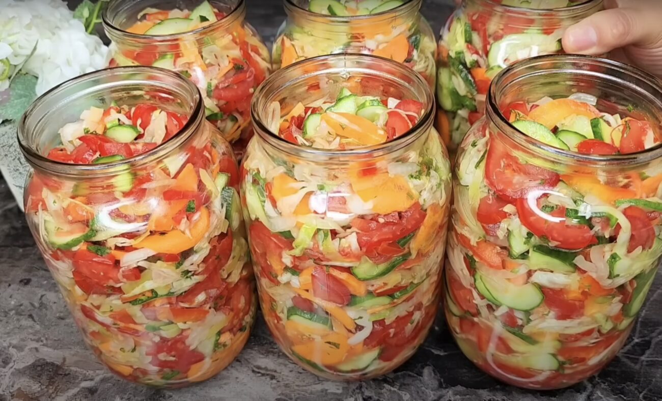 Кулінари поділилися смачним рецептом салату на зиму з огірків та помідорів